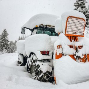 JCB Fastrac mit Seilwinde Holzknecht im Winter