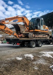 Kettenbagger auf Tieflader - Erdbau Laubichler