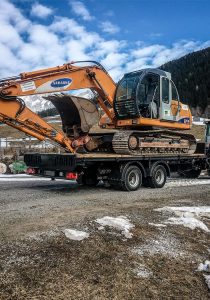 Kettenbagger auf Tieflader - Erdbau Laubichler